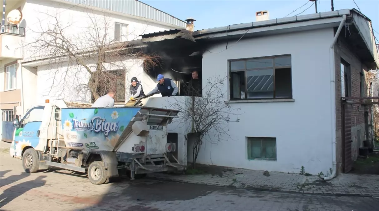 Biga'da temizlik işçileri uyurken dumandan etkilenen kadını kurtardı