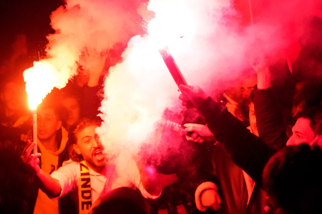 Ezeli rekabet ebedi dostluk! Fenerbahçe ve Galatasaray taraftarından tarihi anlar