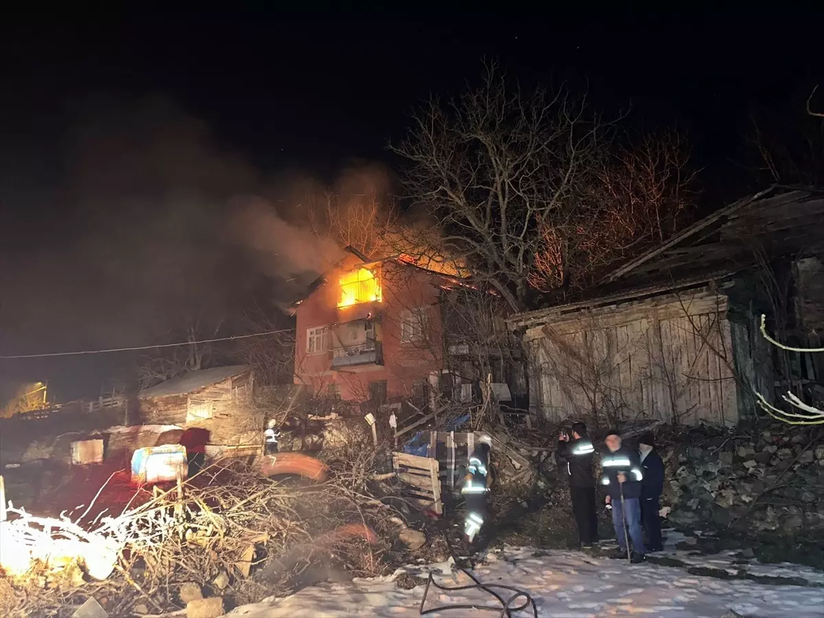 Bolu Gerede'de 3 Katlı Evde Yangın Çıktı