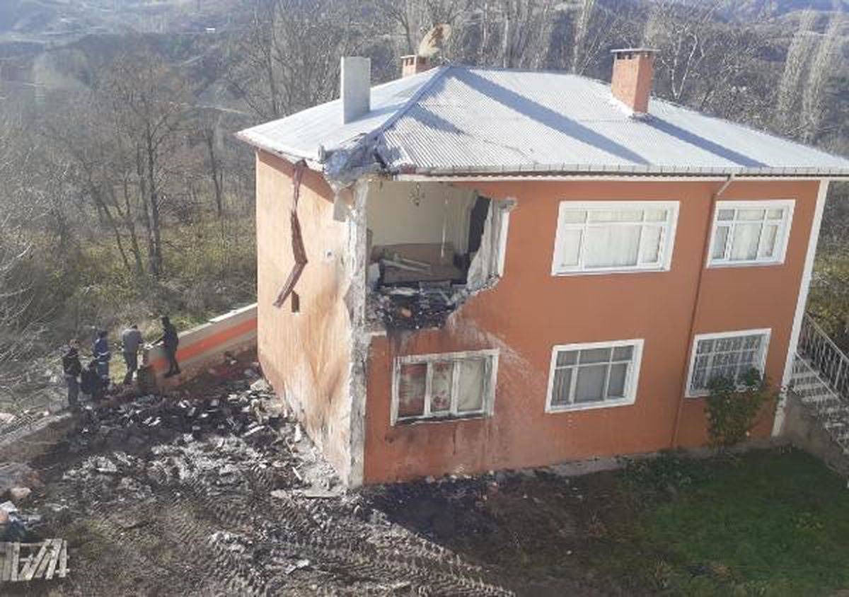 Kontrolden Çıkan Kamyon 2 Katlı Eve Çarptı