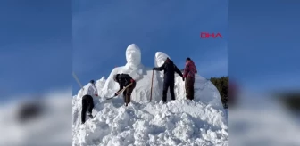 Sarıkamış'ta Şehitlerin Anısına Kardan Heykeller Yapılıyor