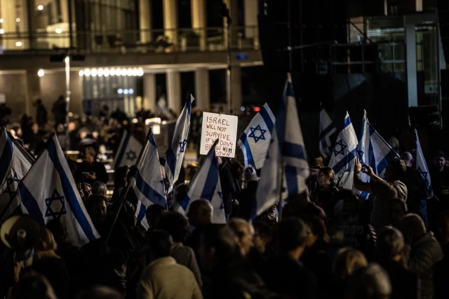 Binlerce kişi Netanyahu'nun görevi bırakmasını talep etti