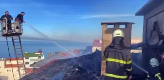 Sinop'un Türkeli ilçesinde beş katlı bir binanın çatısında çıkan yangın hasara neden oldu