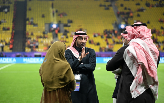 Al Awwal Park'taki maç öncesi, stadyumdaki görevliler her iki takım kafilesinin stada gelmesini bekledi