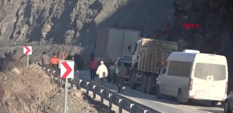 Hakkari-Van Kara Yolu Heyelan Sonrası Ulaşıma Açıldı
