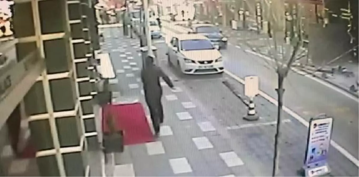 Bolu'da Yıkım Sırasında Beton Parçaları Yola Düştü