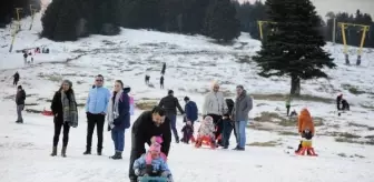 Uludağ'da Yılbaşı Tatili: Kızakla Kayma ve Fotoğraf Çekme