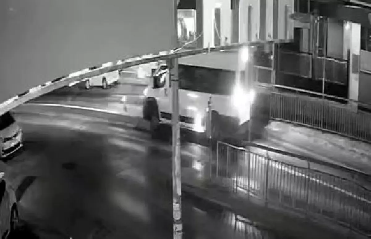 Avcılar Reşitpaşa Caddesi'nde Refüjde Art Arda Kazalar Meydana Geldi