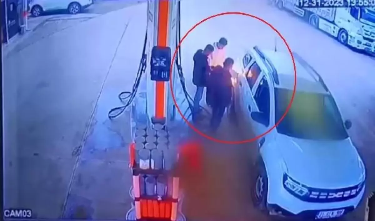 Akaryakıt İstasyonunda Otomobil Yangını