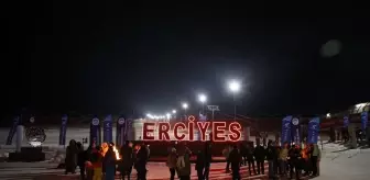 Erciyes'te Meşaleli Gece Kayakları Renkli Görüntüler Oluşturdu