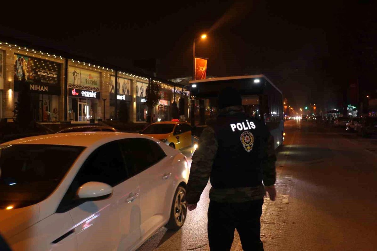 Malatya'da yılbaşı tedbirleri kapsamında 2 bin 200 polis ile asayiş denetimi gerçekleştirildi
