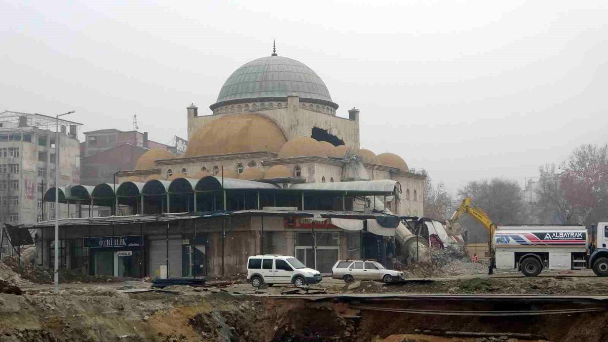 Malatya'da Söğütlü Camii'nin yıkım çalışmaları başladı