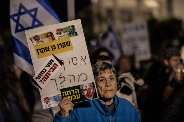 Netanyahu'nun istifasını isteyen binlerce İsrailli, Tel Aviv sokaklarına indi