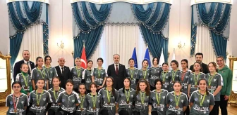 Bursa Büyükşehir Belediye Başkanı Alinur Aktaş, Akçalar Bayan Softball Kulübü oyuncularını ağırladı