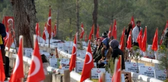 Kahramanmaraş'ta Depremde Hayatını Kaybedenlerin Yakınları Mezarlıklarda Dua Etti