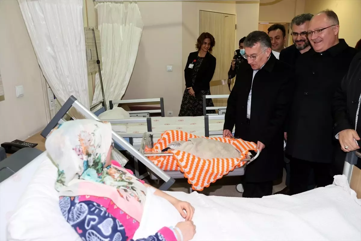 AK Parti Meclis Grup Başkanı Abdullah Güler, Sivas'ta yeni yılın ilk bebeğine altın hediye etti