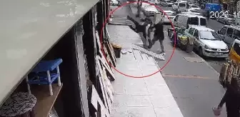 Dükkana tabela asan genç, 3 metre yükseklikten yola düştü