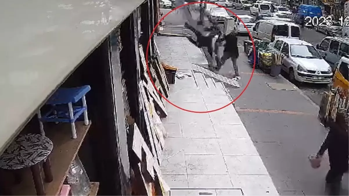 Dükkana tabela asan genç, 3 metre yükseklikten yola düştü