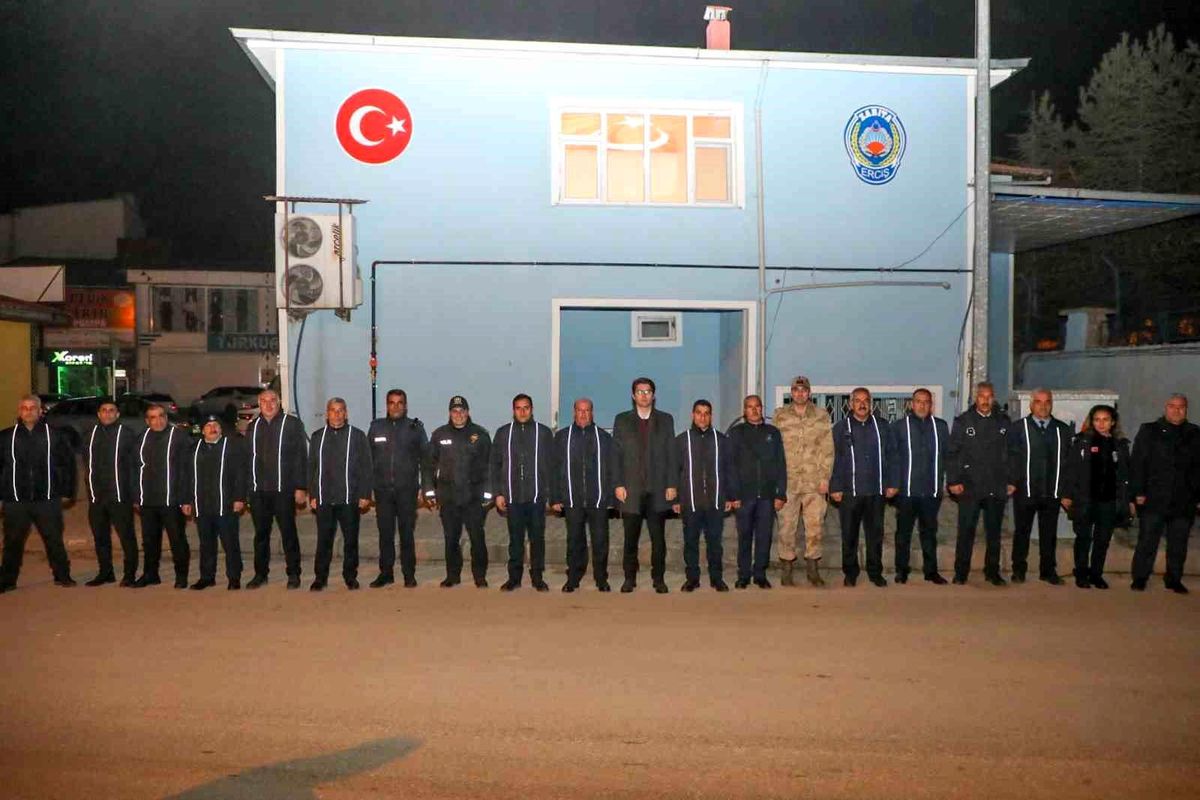 Erciş Kaymakamı ve Belediye Başkan Vekili Murat Karaloğlu, güvenlik güçlerinin yeni yılını kutladı