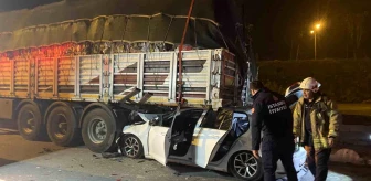 Esenler'de otomobil tırın altına girdi: 2 kişi kurtarıldı