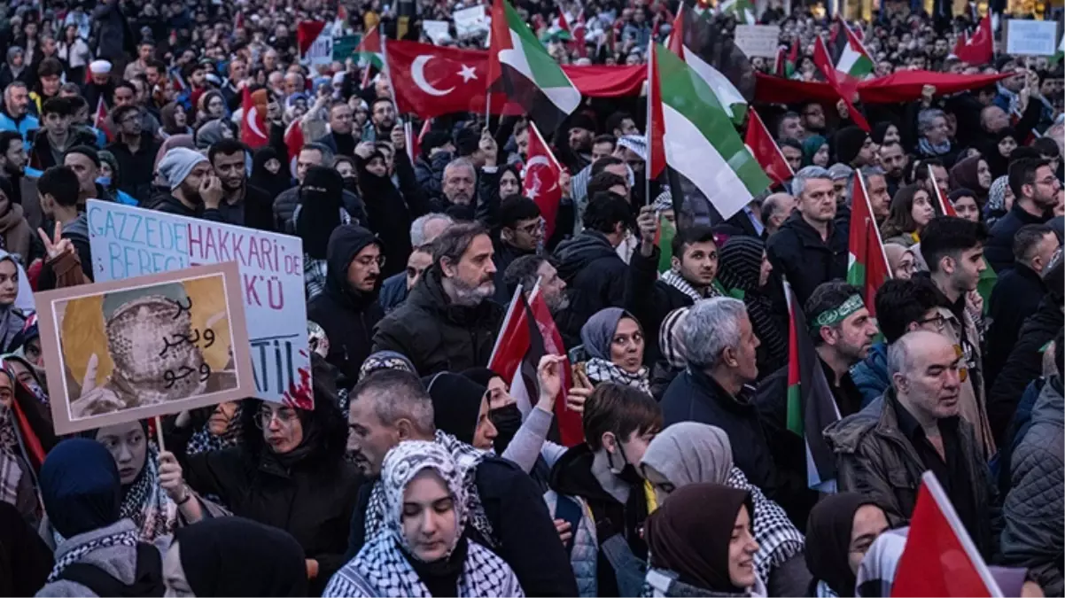 Gazze ve şehitlerimiz için İstanbul'da büyük yürüyüş! Binlerce insan Galata Köprüsü'ne akın etti