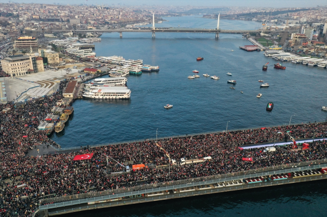 Gazze ve şehitlerimiz için İstanbul'da büyük yürüyüş! Binlerce insan Galata Köprüsü'ne akın etti
