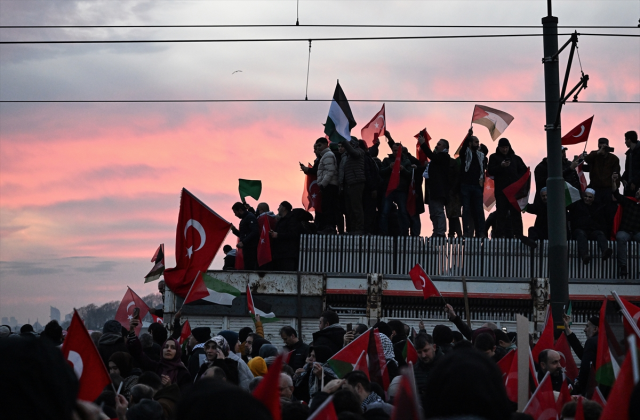 Gazze ve şehitlerimiz için İstanbul'da büyük yürüyüş! Binlerce insan Galata Köprüsü'ne akın etti
