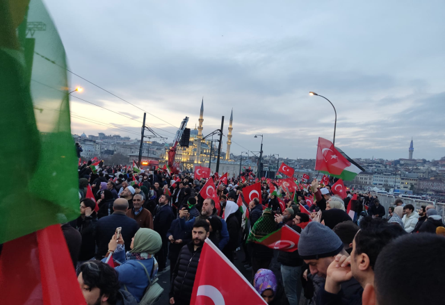 Gazze ve şehitlerimiz için İstanbul'da büyük yürüyüş! On binler Galata'ya akın ediyor