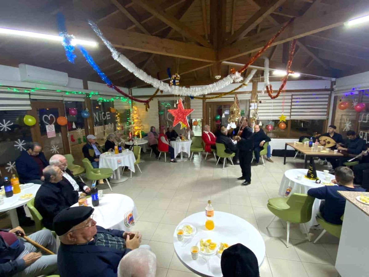 Gemlik Belediyesi Kurşunlu Yaşlı Konuk Evi'nde Yeni Yıl Kutlaması