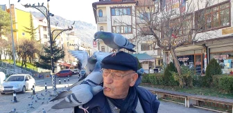 85 Yaşındaki Kadir Ay, Güvercinlere Leblebi Veriyor