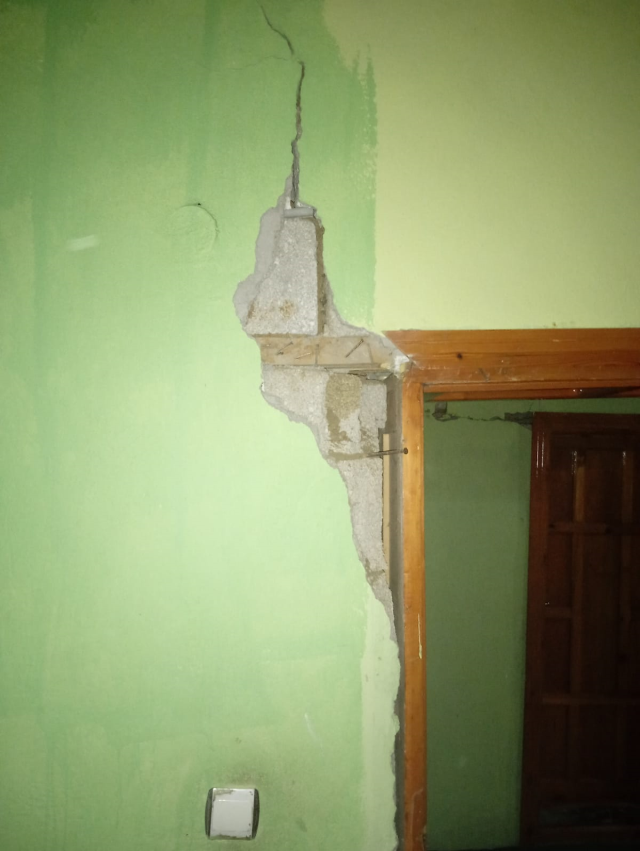 Hakkari'de deprem sonrası 28 evde çatlaklar tespit edildi