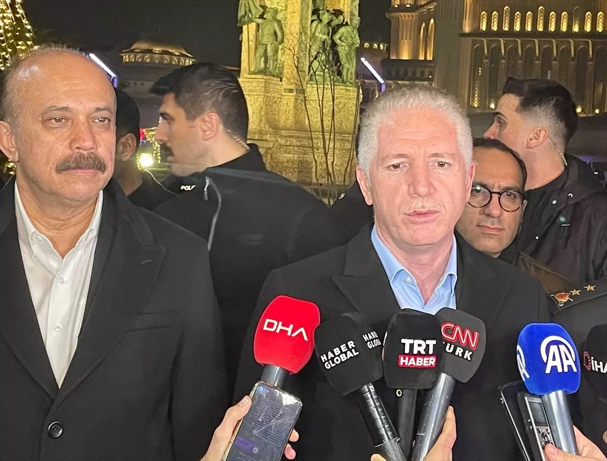 İstanbul Valisi Davut Gül, Taksim Meydanı ve İstiklal Caddesi'nde emniyet uygulamalarını denetledi