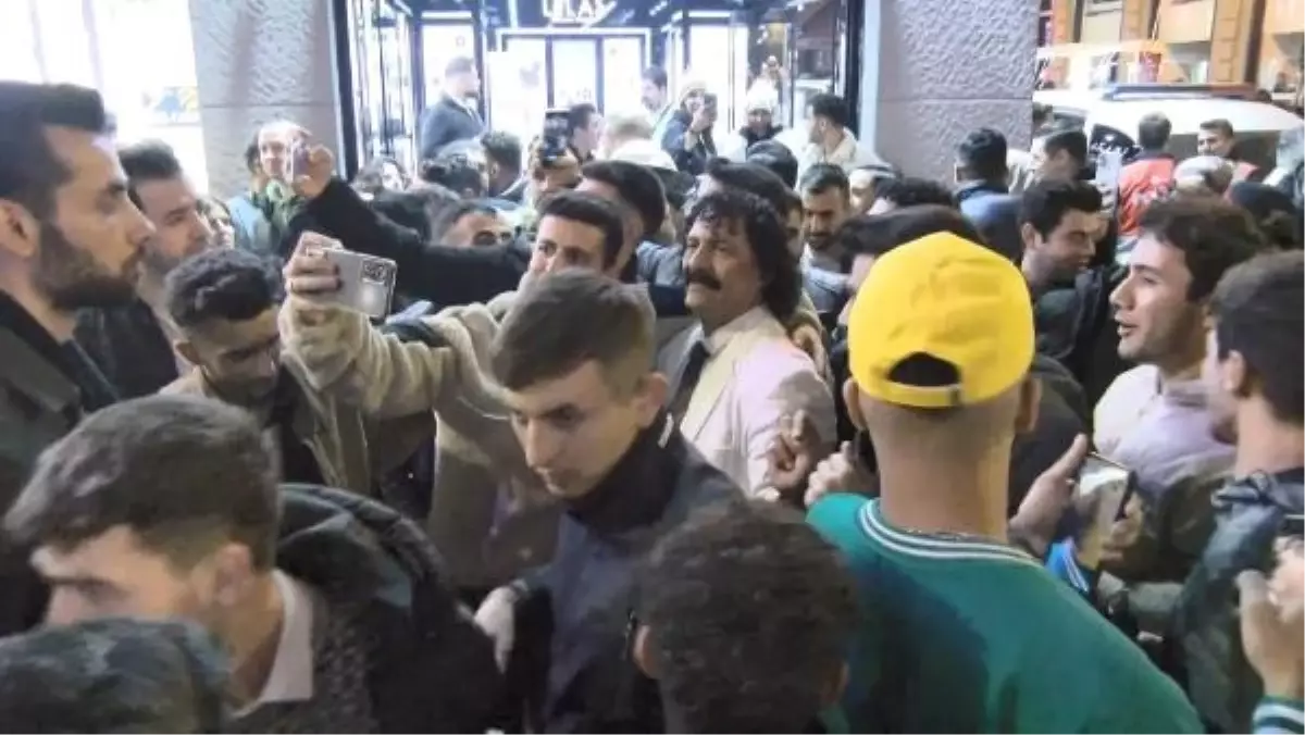 İstiklal Caddesi'nde Müslüm Gürses'e benzeyen kişiye yoğun ilgi