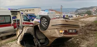 Foça'da otomobil duvara çarptı: 4 yaralı