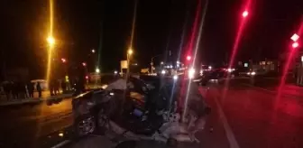 Hendek'te Kamyonla Çarpışan Otomobilde 2 Kişi Hayatını Kaybetti