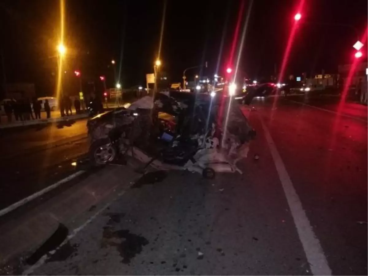 Hendek'te Kamyonla Çarpışan Otomobilde 2 Kişi Hayatını Kaybetti
