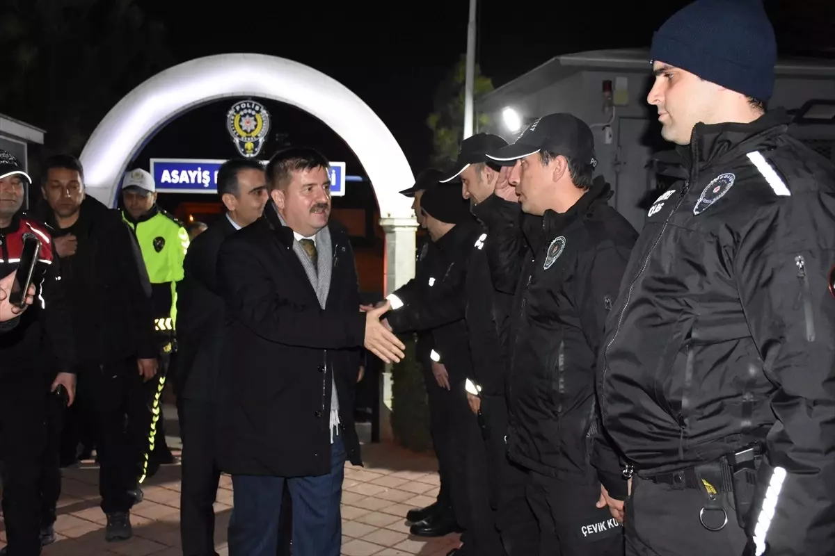 Karaman Valisi Hüseyin Engin Sarıibrahim, Yılbaşında Görevi Başındaki Güvenlik ve Sağlık Ekiplerini Ziyaret Etti