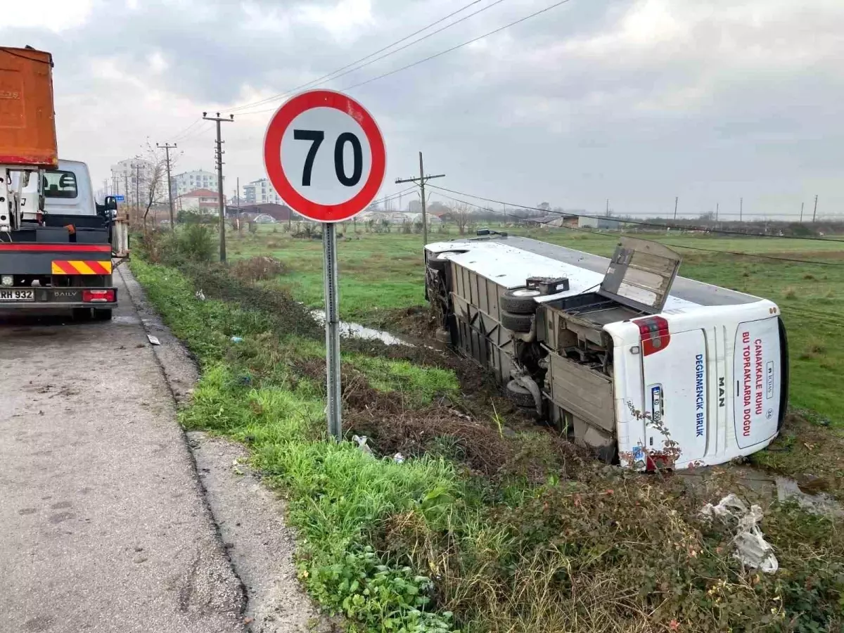 Çanakkale'de İÇDAŞ işçilerini taşıyan otobüs şarampole yuvarlandı