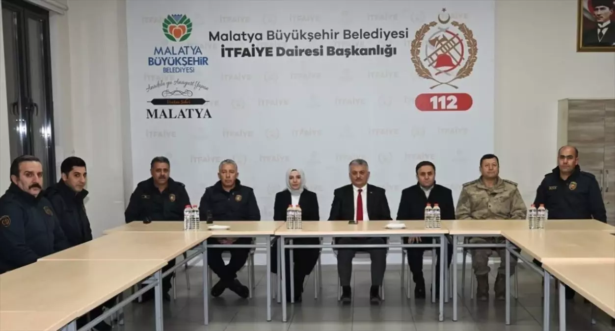 Malatya Valisi Ersin Yazıcı, görevi başındaki güvenlik ve sağlık ekiplerini ziyaret etti