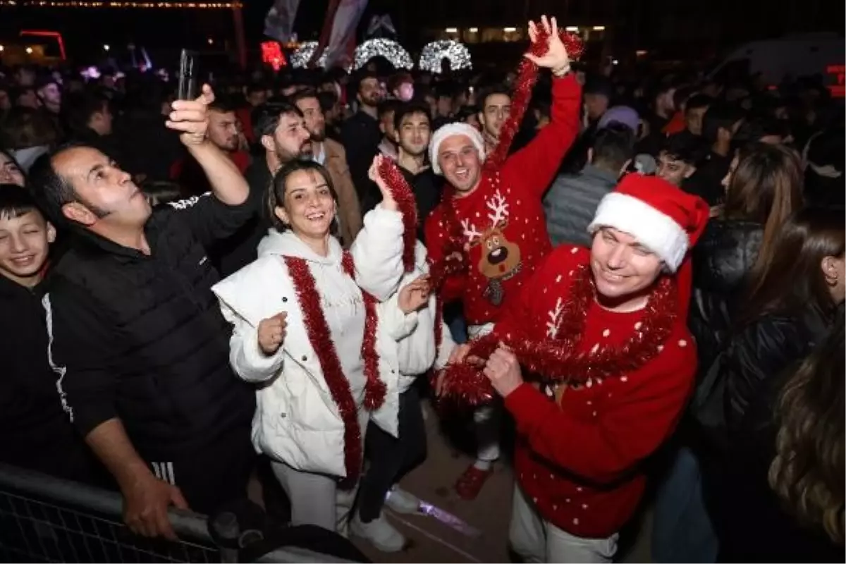Mersin'de Binlerce Kişi Yeni Yılı Coşkuyla Karşıladı