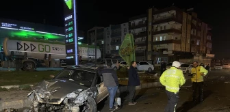 Şanlıurfa'da Otomobil ve Hafif Ticari Araç Çarpıştı: 2 Yaralı