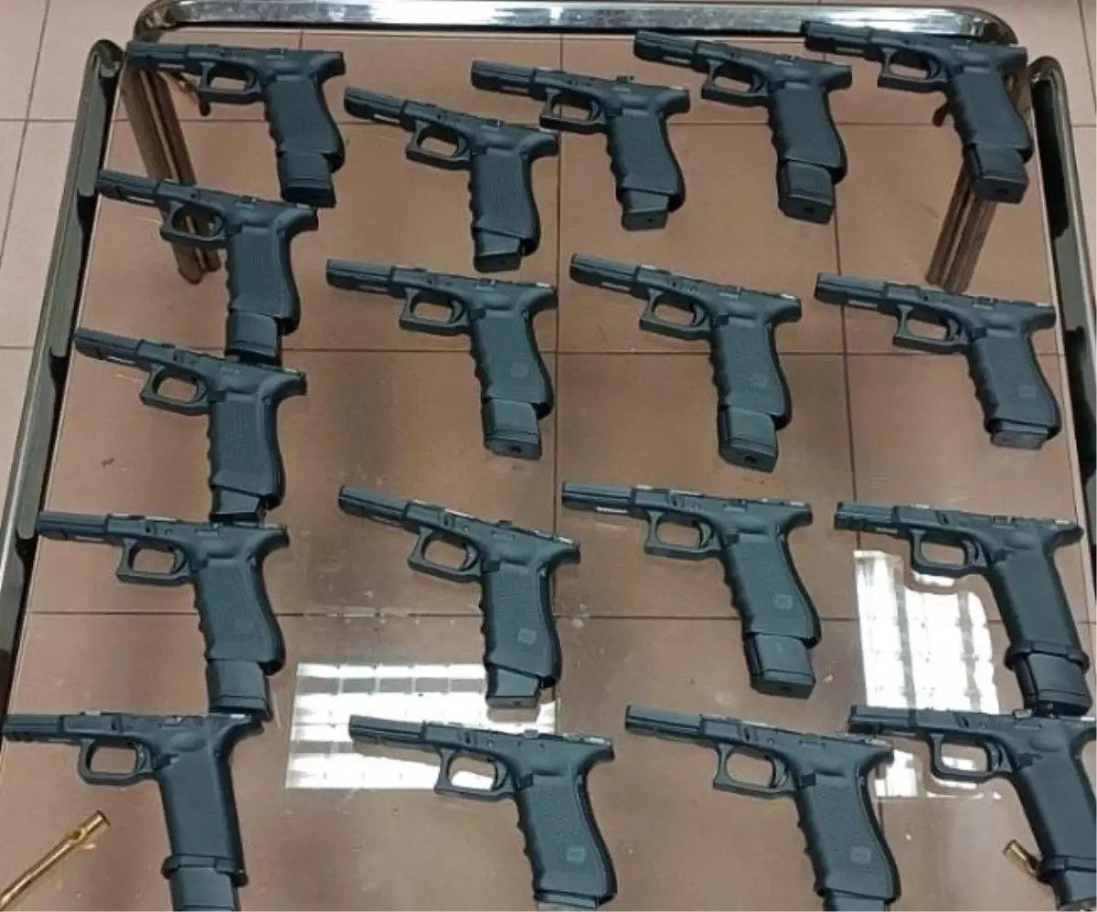 Bulgaristan Gümrüğünde Türk Vatandaşının Otomobilinde 18 Tabanca Ele Geçirildi