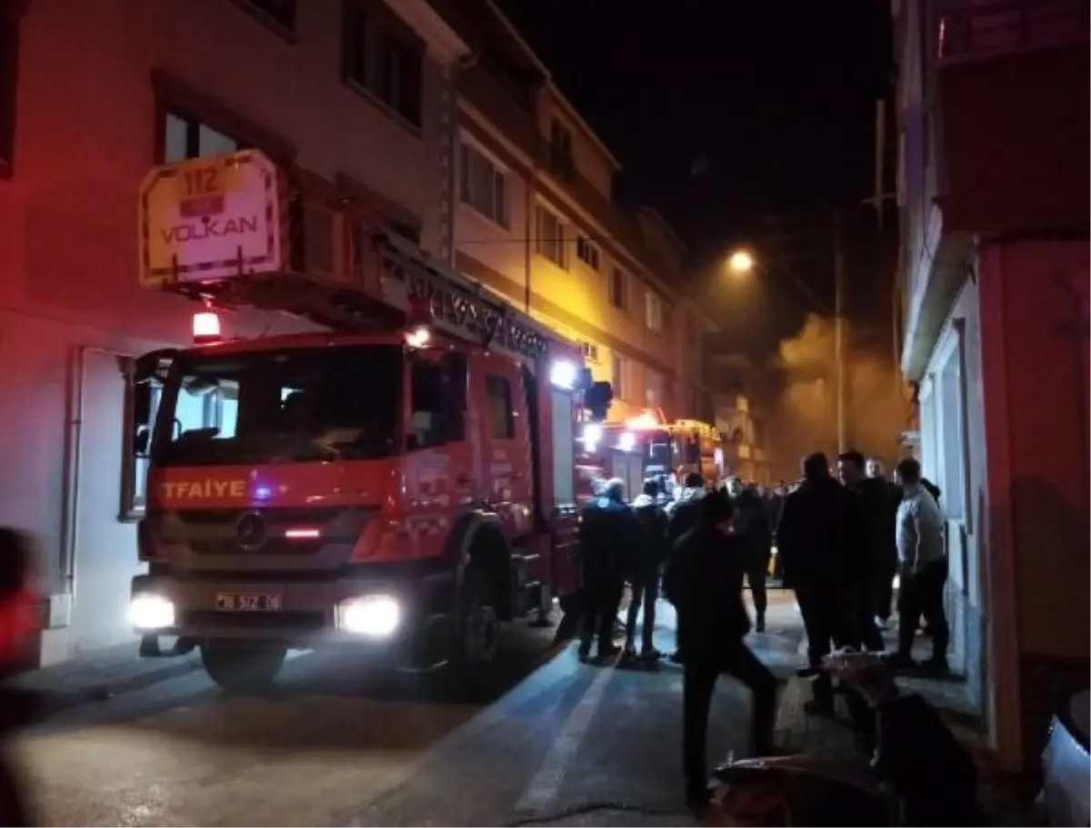 İnegöl'de 2 Katlı Binada Yangın: Mahsur Kaldığı Üst Kattan Kurtarıldı