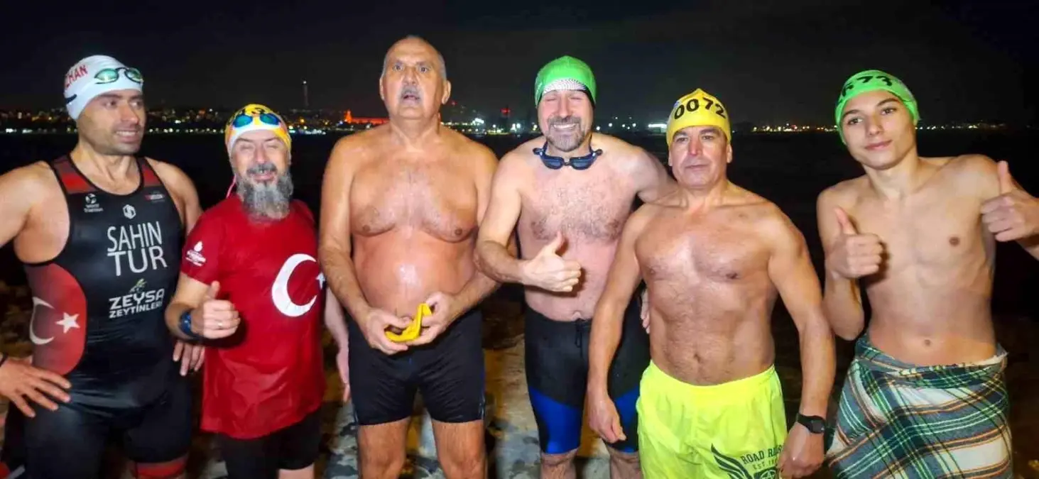 Sarayburnu Fatihleri 2024'ü buz gibi suda karşıladı