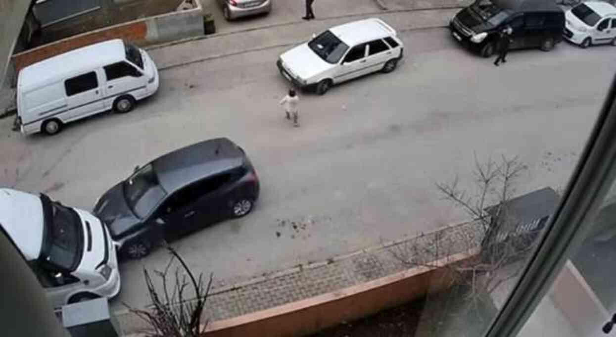 Aniden yola fırlayan küçük kız otomobilin altında kalmaktan son anda kurtuldu Aniden yola fırlayan küçük kız otomobilin altında kalmaktan son anda kurtuldu