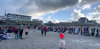 Hollanda'da Yeni Yıl Kutlamaları: İnsanlar Buzlu Denize Atladı