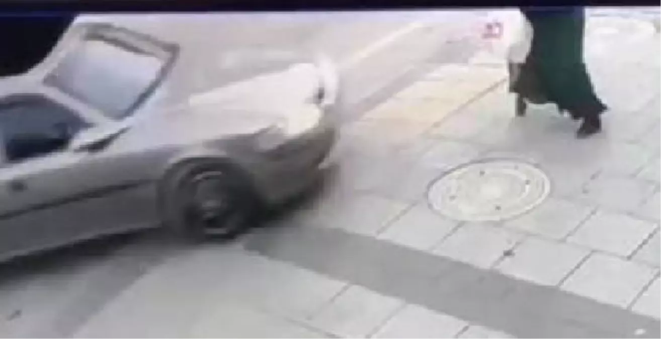Adapazarı'nda alkollü sürücü kaldırımda bekleyen kadına çarptı: 1 ölü