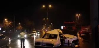 KAYSERİ'de otomobilin aydınlatma direğine çarptığı kazada 4 kişi yaralandı