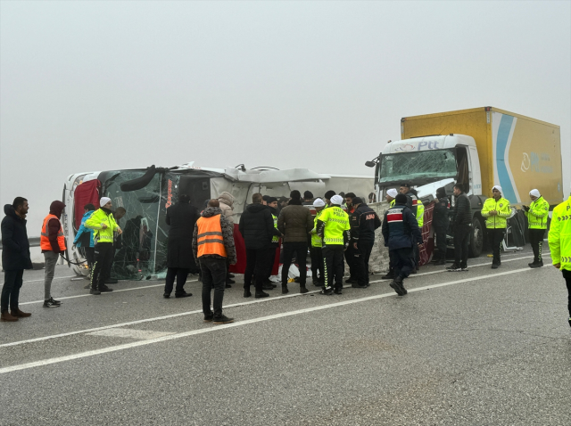 Malatya'da devrilen yolcu otobüsüne tır çarptı! 3 kişi hayatını kaybetti, 29 kişi yaralandı