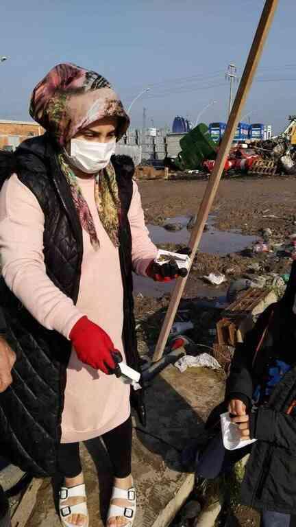 Manisa'da Yanlışlıkla Atılan Altın Çöp Kutusunda Bulundu Manisa'da Yanlışlıkla Atılan Altın Çöp Kutusunda Bulundu